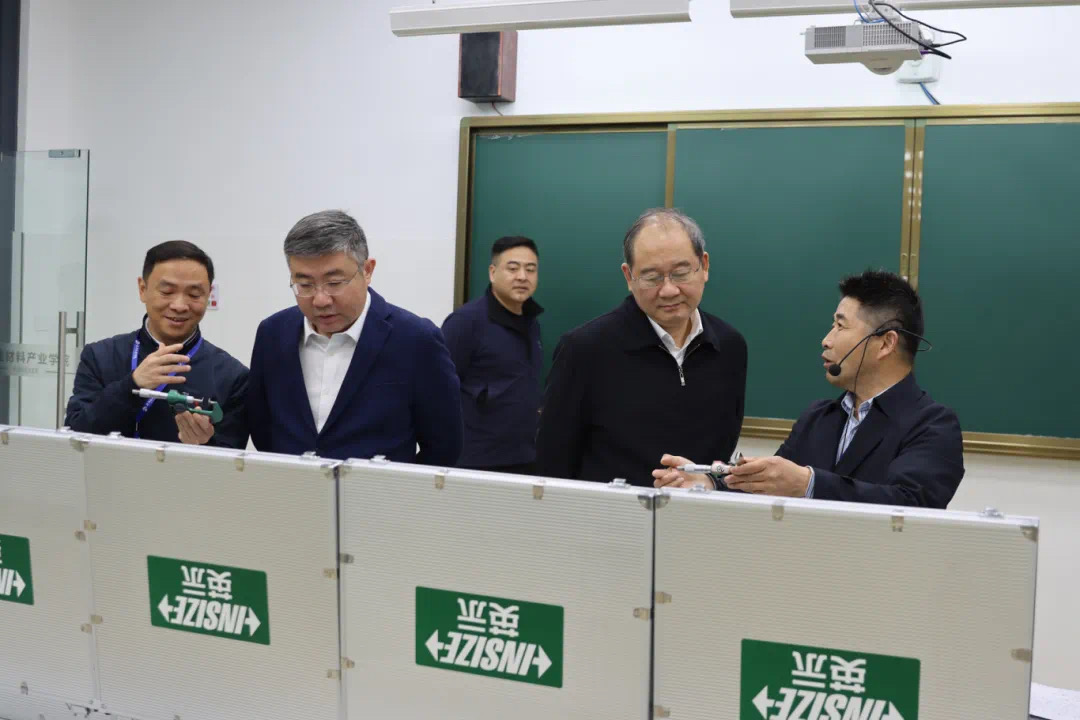 李火林对我校办学成果给予充分肯定,认为我校办学特色鲜明,师生充满